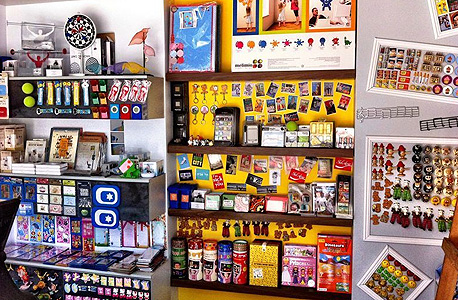 ממגנטת. מבט לתוך החנות