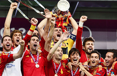 נבחרת ספרד חוגגת את הזכייה ביורו 2012. יש שיטה