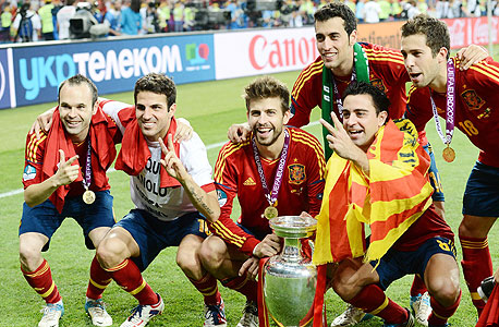 שחקני ברצלונה בנבחרת ספרד. הכדורגל הספרדי נוהג להזדווג כמו שפן עם הרבה סוגי כדורגל אחרים. מגמה שהתחזקה בשנים האחרונות, צילום: איי אף פי