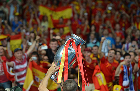 נבחרת ספרד חוגגת ביורו 2012. הנבחרת הזוכה עשויה להרוויח 3.5 מיליון יורו יותר מאשר הסכום של 23.5 מיליון יורו שחילקו ביורו 2012. 