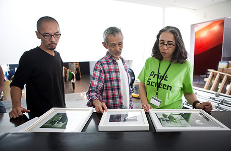 האוצרת הראשית גלית גאון עם ניהיי מסאו (באמצע) מעצב התערוכה מטעם ימאמוטו