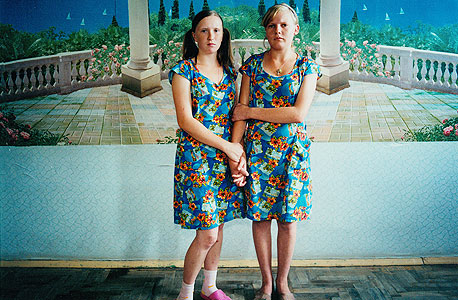 מאשה וסווטה. כלא לעברייניות צעירות, אוקראינה, 2009 , צילום: מיכל חלבין