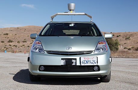 המכונית האוטונומית של גוגל. החברה צפויה להעניק ליצרניות רכב גישה לטכנולוגיה שלה, צילום: בלומברג 