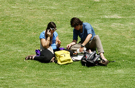 סטודנטים על הדשא, צילום: עמית שעל