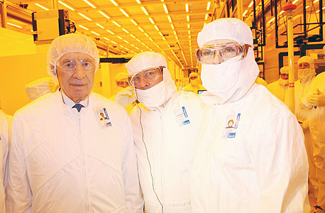 שהנשיא שמעון פרס (משמאל) בביקור במפעל אינטל בקרית גת