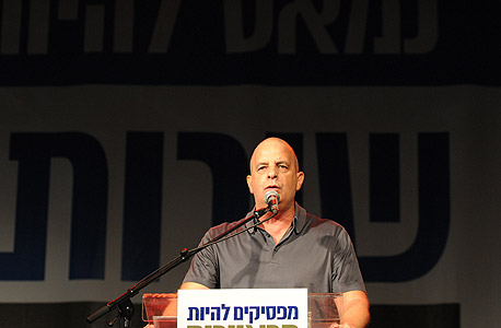 יובל דיסקין נואם בעצרת בתל אביב, צילום: ירון ברנר, ynet