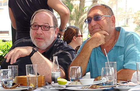 עו"ד מיקי צלרמאייר מימין ועו"ד אבי פילוסוף פותחים שולחן בקפריסין, צילום: רון שוורץ
