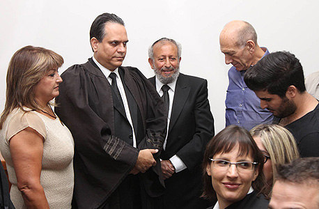 אהוד אולמרט עם פרקליטיו ושולה זקן, צילום: גיל יוחנן, ynet