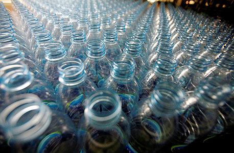 בקבוקי פלסטיק. ייצור הפלסטיק הצמחי מזהם פחות ודורש פחות אנרגיה