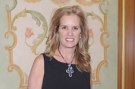 קרי קנדי. נמלטה מזירת התאונה קרי קנדי. נמלטה מזירת התאונה