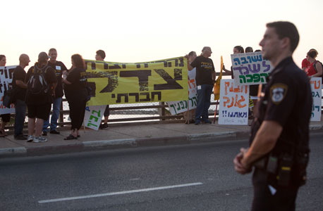 הפגנה בחוף גורדון, צילום: ענר גרין