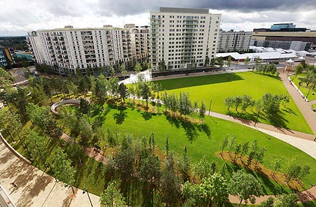 הכפר האולימפי.  כמחצית מ־2,800 הדירות בשכונה יוגדרו "דיור בר־השגה" ויופעלו על ידי מיזם משותף בשם Triathlon Homes