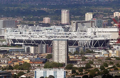 כמה יעלה להפוך את האצטדיון האולימפי בלונדון למגרש כדורגל? 