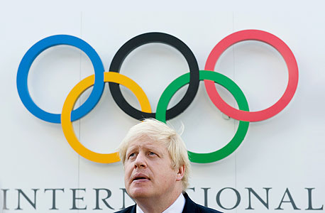 בוריס ג'ונסון, ראש עיריית לונדון עם הטבעות האולימפיות.ראש עיריית לונדון בוריס ג'ונסון הגדיר את השינוי שעובר על מזרח העיר כ"פרויקט השיקום החשוב ביותר בעיר זה 25 שנה" 