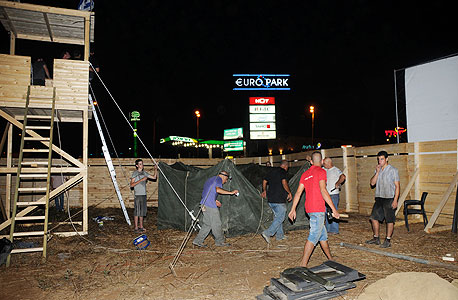 פעילים מקימים את המתחם. "עיר הבעדים", צילום: ניצן שורר