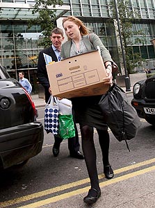 עובדת של ליהמן ברדרס עוזבת את משרדי הבנק, בשבוע שעבר, צילום: אי פי אי