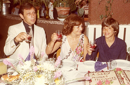 1980. גדי לסין, בן 13, עם הוריו יהודית ורונן בחגיגת הבר מצווה שלו במלון חוף בנתניה