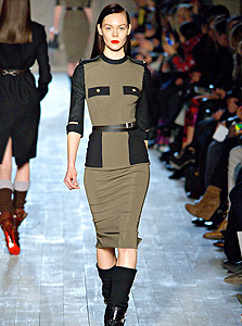 המראה הצבאי. מתוך תצוגת אופנה של ויקטוריה בקהאם המראה הצבאי. מתוך תצוגת אופנה של ויקטוריה בקהאם