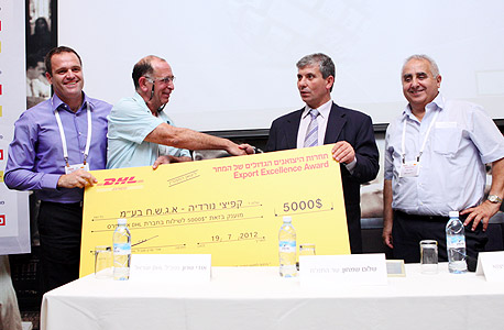 יורם יאיר מקפיצי נורדיה מקבל את הפרס מרמזי גבאי, שלום שמחון ואודי שרון מ-DHL, צילום: עמית שעל