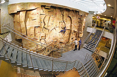 קיר טיפוס ב- Reebok Sport Club. 30 ליש"ט למנוי שבועי