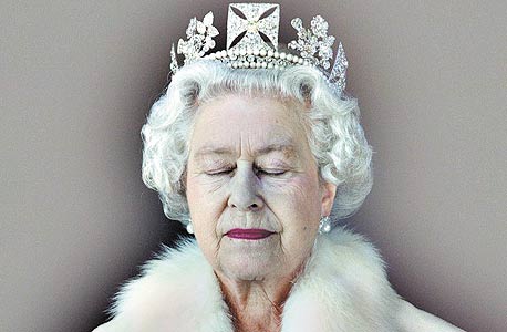 פורטרט של המלכה אליזבת'. "Ligthness of being". של כריס לוין (2007)