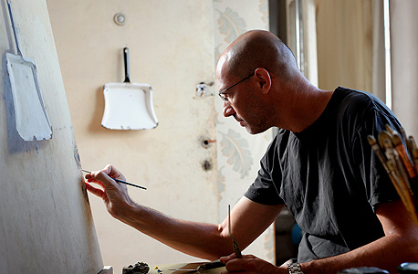 ערן רשף בעבודה, בסטודיו שלו בתל אביב. "אין אף מהלך מבוזבז, אני מזיע על כך מהלך"