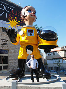 קנג'י יאנובה ליד פסלו "ילד השמש" בחזית מוזיאון חיפה. נוצר לאחר אסון פוקושימה