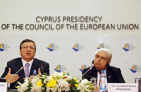 נשיא קפריסין דמיטריס כריסטופיאס נשיא הנציבות האירופית ז'וזה בארוסו