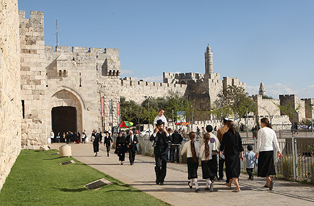 מטיילים בין חומות ירושלים, צילום: עטא עוויסאת