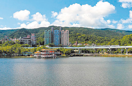 דאהו פארק. אדם ומסלולי הליכה בפרברי העיר