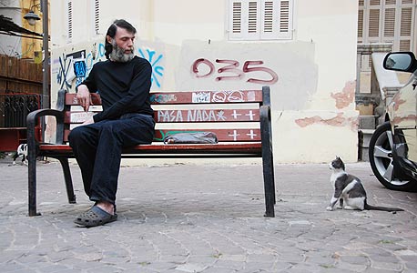 צילום של ארז כגנוביץ במדרחוב נחלת בנימין. תל אביבי וחתול