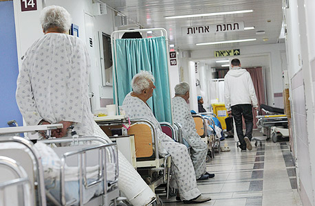 מיטות בפרוזדור בבית חולים. ישראל נמצאת במקום האחרון בין המדינות המפותחות במספר מיטות לנפש