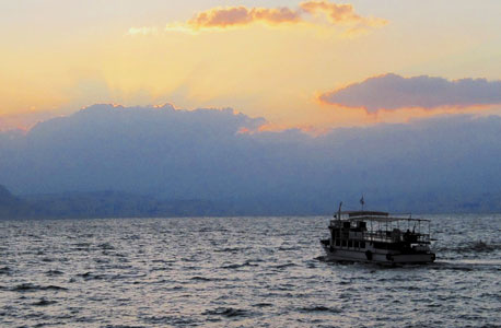 הפלגה ושירה בציבור בעין גב