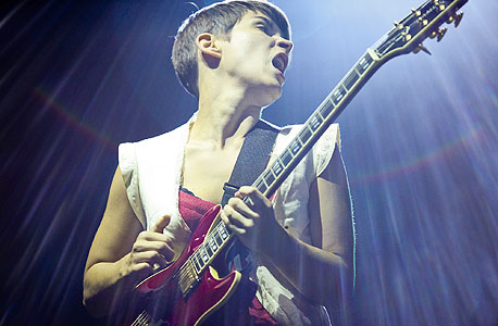 צילום של נעה מגר. קאקי קינג בהופעה צילום של נעה מגר. קאקי קינג בהופעה