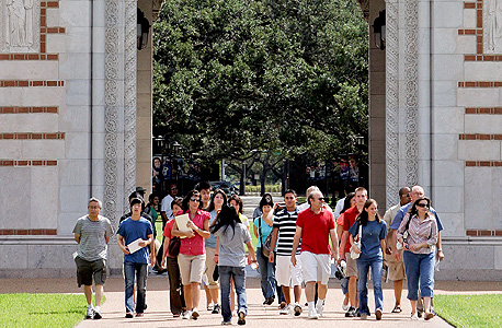 הורים מלווים את ילדיהם בשבוע הראשון באוניברסיטה בטקסס. מתקשרים לבכירים בקולג' כדי להתלונן על השותפים של ילדיהם במעונות