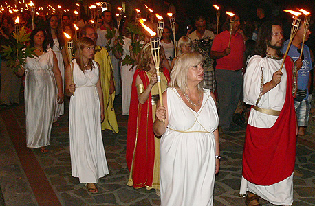 משתתפי פסטיבל הפרומתיאה פולשים במצעד לפידים לכפר היווני השקט ליטוכורו, צילום: Tryphon Olympios