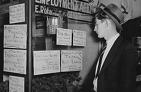מובטל אמריקאי מעיין במודעות התלויות על חלון סוכנות תעסוקה בסן פרנסיסקו בשפל הגדול של שנות השלושים. "לכלכלת שפל צריך לגשת באופן שונה"