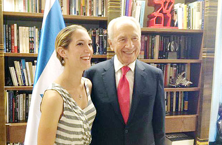 הנשיא שמעון פרס עם אריאל צוקרברג אחותו של מארק צוקרברג מייסד פייסבוק היום בלשכתו הנשיא שמעון פרס עם אריאל צוקרברג אחותו של מארק צוקרברג מייסד פייסבוק היום בלשכתו