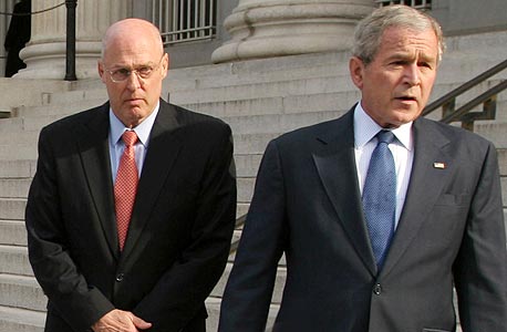 שר האוצר האמריקאי לשעבר פולסון (משמאל) עם הנשיא בוש. 24 שיחות בשבוע אחד, זה קפיטליזם של מקורבים 