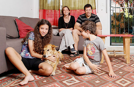 משפחת אוניק - נאוה (41) ויגאל (43), אנשי תוכנה, והילדים רות (13) ונמרוד (8) - בביתם במבשרת ציון. החליפו דירה פעם אחת, עם משפחת רגולר מיובלים, ומקווים להחליף עוד 