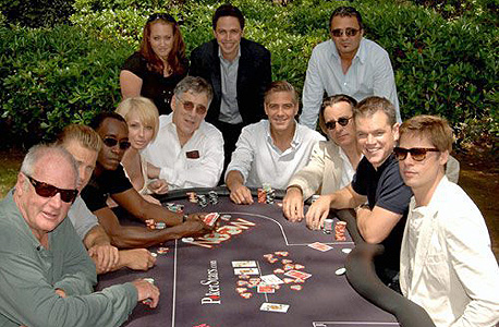 מארק שיינברג (עומד במרכז) וצוות שחקני הסרט 'אושן 13'