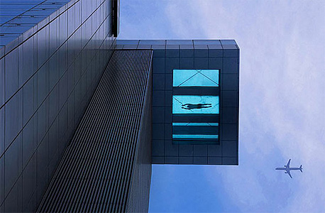 לשחות בבריכה שקופה 24 קומות מעל רחובות שנגחאי