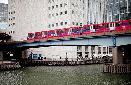 הרכבת הקלה DLR המחברת בין המזרח למערב