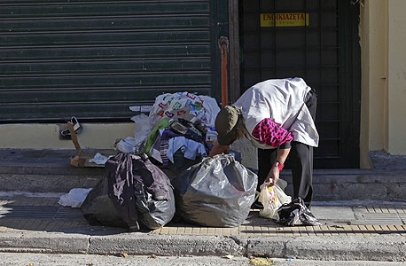 עניים ביוון. אי השוויון פוגע בצמיחה, צילום: בלומברג 