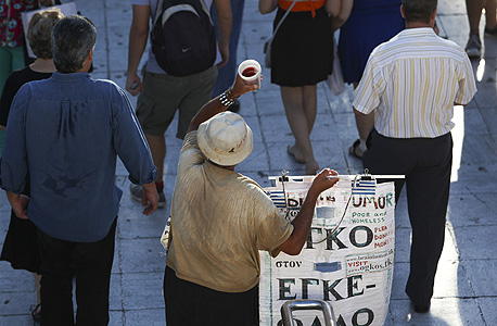 חסר בית ביוון. מתנגדים לתנאים המחמירים של חבילת החילוץ טוענים כי הם יובילו את יוון למשבר עמוק, כמו שהתרחש בארה"ב בשנות ה-30