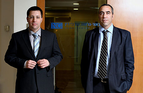 עורכי הדין אופיר נאור (מימין) ורנן גרשט