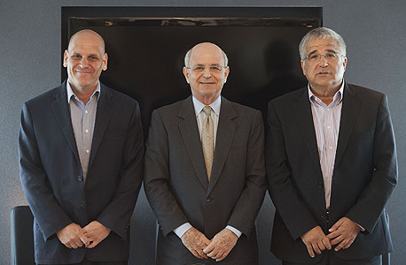 מימין: יוסי אקרמן המנכ"ל לשעבר, מיכאל פדרמן היו"ר, ובצלאל (בוצי) מכליס מנכ"ל החברה