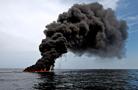 עשן מיתמר מאסדת הקידוח  של BP במפרץ מקסיקו. המדענים מראשות הפיקוח נתנו לעובדי החברה למלא את הדו"חות בעצמם
