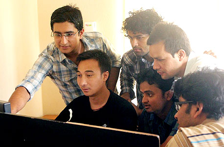 משתלם יותר להפעיל מתכנתים בנפאל - על אף בעיות התשתית במדינה