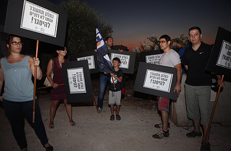 עובדי ערוץ 10 מפגינים מול ביתו של שר התקשורת משה כחלון